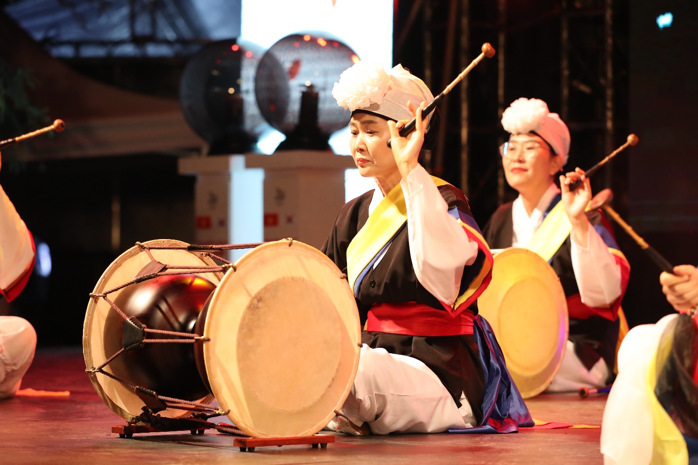 Nghệ thuật múa trống độc đáo của Hàn Quốc (Samulnori) là màn biểu diễn ấn tượng, khai mạc sự kiện “Con đường văn hoá hữu nghị Việt - Hàn”  (Ảnh VietnamEvents)